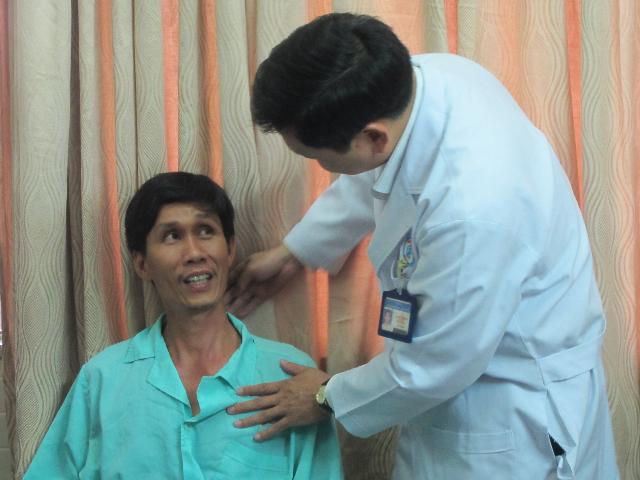 Tràn khí dưới da vùng cổ, ngực vì nhổ răng khôn ảnh 1